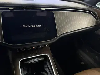 Mercedes-Benz E-Class 2024 E 300 L Estilo de moda Coche exterior foto 8