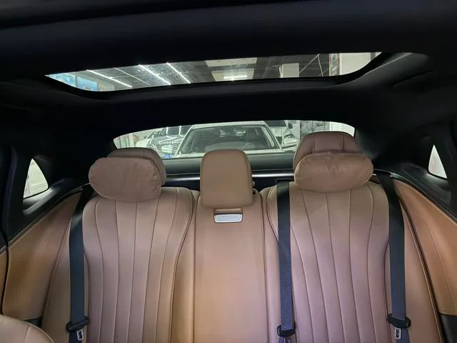 Mercedes-Benz E-Class 2024 E 300 L Estilo de moda Coche interior foto 12