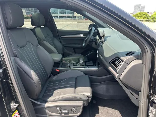 Audi Q5L 2023 40T Deluxe Dynamic interior photo 16