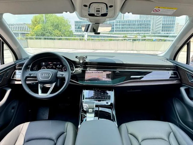 Audi Q7 2021 45 TFSI quattro S line Sporty interior photo 7