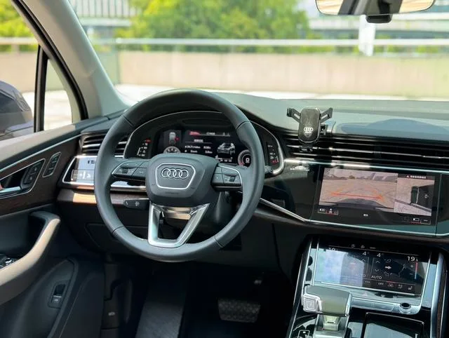 Audi Q7 2021 45 TFSI quattro S line Sporty interior photo 8