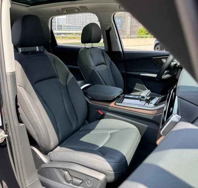 Audi Q7 2021 45 TFSI quattro S line Sporty interior photo 9