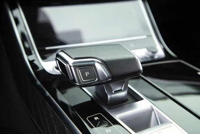 Audi A8 2024 A8L 45 TFSI quattro Luxury type interior photo 18