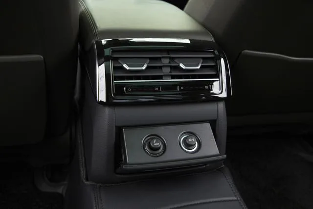 Audi A8 2024 A8L 45 TFSI quattro Luxury type interior photo 19