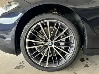 BMW 5 Series 2023 530Li Leader M Ensemble de sport extérieur photo 4