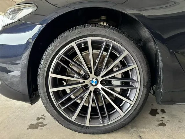 BMW 5 Series 2023 530Li Leader M Ensemble de sport extérieur photo 4