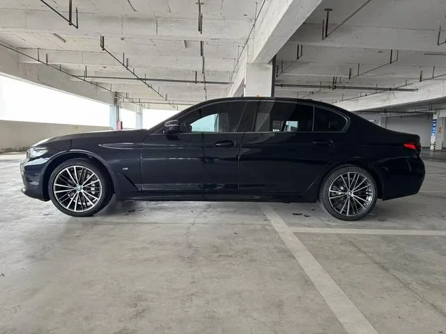 BMW 5 Series 2023 530Li Leader M Ensemble de sport extérieur photo 5