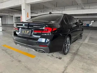 BMW 5 Series 2023 530Li Leader M Ensemble de sport intérieur photo 8