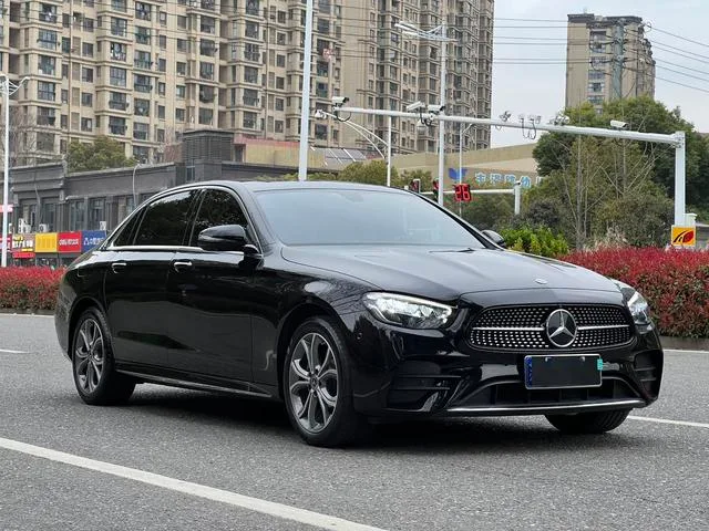 Mercedes-Benz E-Class 2023 E 300 L De lujo Coche deportivo exterior foto 3
