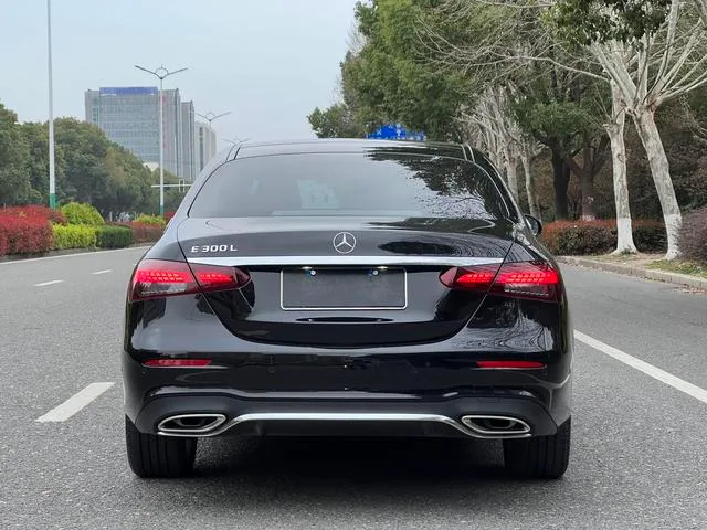 Mercedes-Benz E-Class 2023 E 300 L De lujo Coche deportivo exterior foto 4