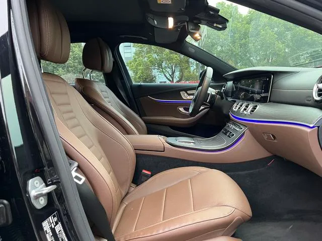 Mercedes-Benz E-Class 2023 E 300 L De lujo Coche deportivo interior foto 12