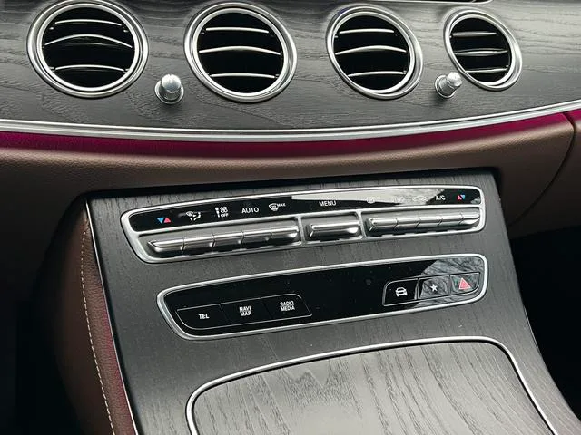 Mercedes-Benz E-Class 2023 E 300 L De lujo Coche deportivo interior foto 19