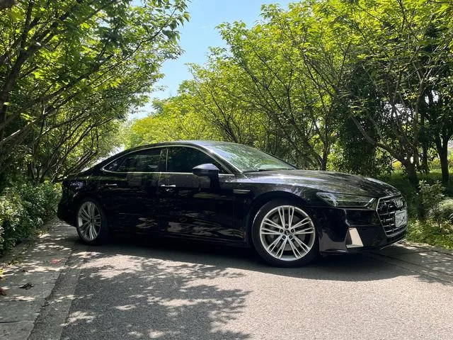 Audi A7L 2022 55 TFSI quattro S-line Zhiyuan Type Crystal Suit exterior photo 3