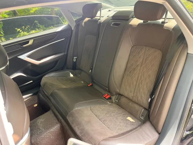 Audi A7L 2022 55 TFSI quattro S-line Zhiyuan Type Crystal Suit exterior photo 4