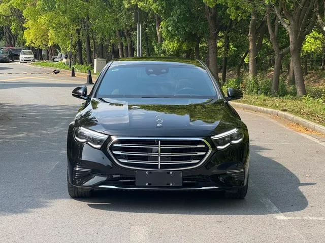 Mercedes-Benz E-Class 2024 E 300 L Finition premium Voiture extérieur photo 2