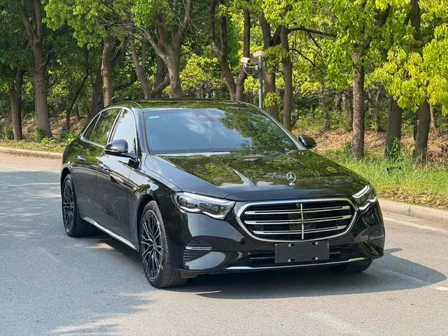 Mercedes-Benz E-Class 2024 E 300 L Finition premium Voiture extérieur photo 3