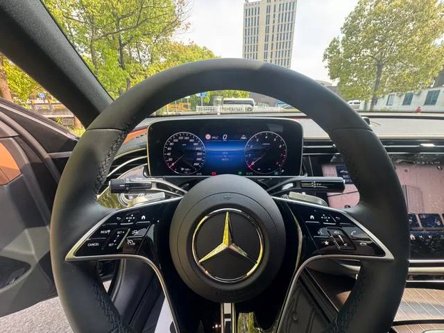 Mercedes-Benz E-Class 2024 E 300 L Finition premium Voiture extérieur photo 5