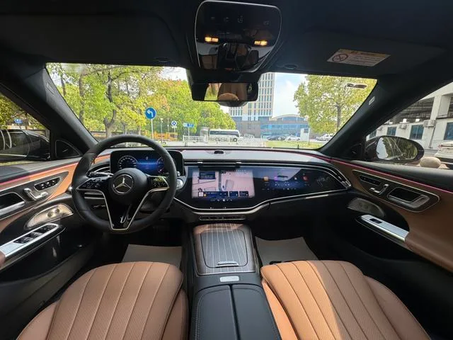 Mercedes-Benz E-Class 2024 E 300 L Finition premium Voiture intérieur photo 13