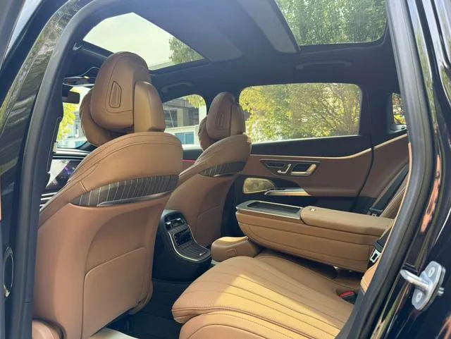Mercedes-Benz E-Class 2024 E 300 L Finition premium Voiture intérieur photo 16