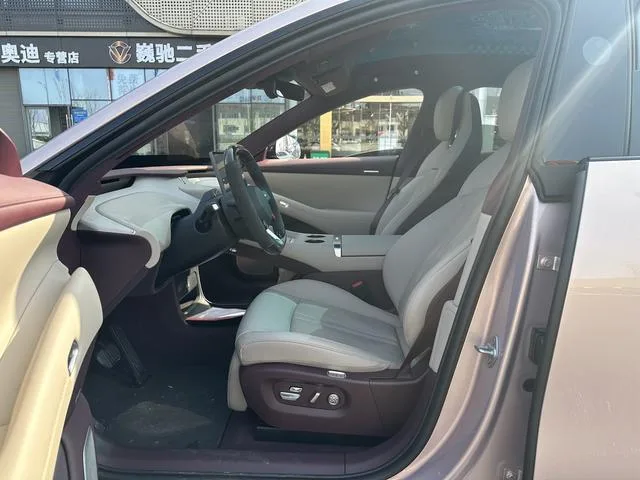 Xiaomi Auto YU7 2025 Long battery life high performance four-wheel drive Max version interior photo 14 Xiaomi Auto YU7 2025 Long battery life high performance four-wheel drive Max version interior photo 14
