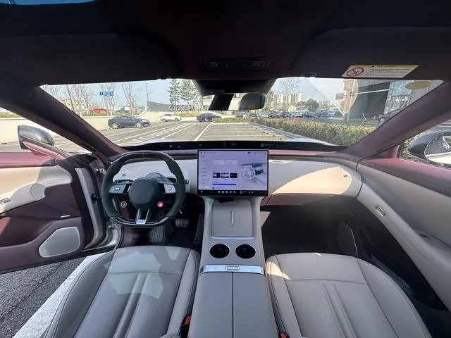 Xiaomi Auto YU7 2025 Long battery life high performance four-wheel drive Max version interior photo 17 Xiaomi Auto YU7 2025 Long battery life high performance four-wheel drive Max version interior photo 17