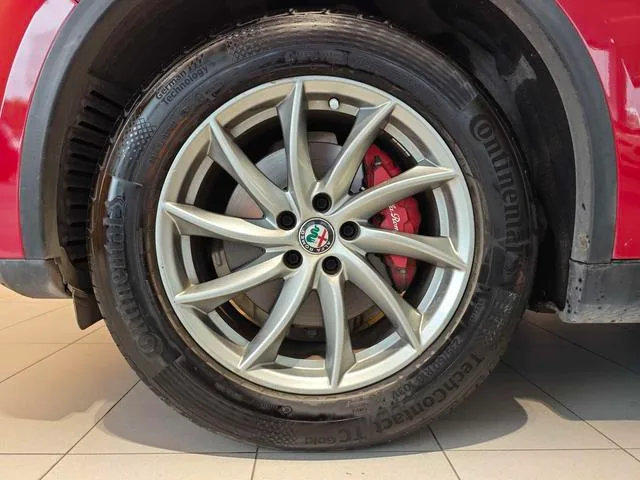 Alfa Romeo Stelvio 2017 2.0T 200HP Version d'élite extérieur photo 5 Alfa Romeo Stelvio 2017 2.0T 200HP Version d'élite extérieur photo 5