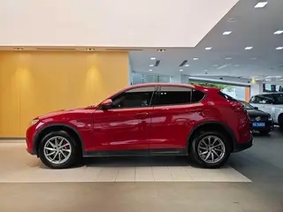 Alfa Romeo Stelvio 2017 2.0T 200HP Version d'élite extérieur photo 6 Alfa Romeo Stelvio 2017 2.0T 200HP Version d'élite extérieur photo 6