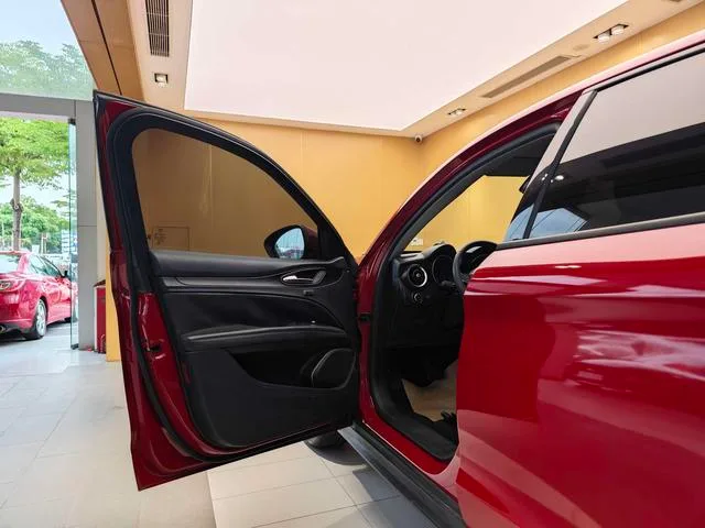 Alfa Romeo Stelvio 2017 2.0T 200HP Version d'élite extérieur photo 7 Alfa Romeo Stelvio 2017 2.0T 200HP Version d'élite extérieur photo 7