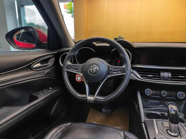Alfa Romeo Stelvio 2017 2.0T 200HP Version d'élite intérieur photo 14 Alfa Romeo Stelvio 2017 2.0T 200HP Version d'élite intérieur photo 14
