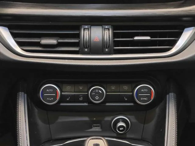 Alfa Romeo Stelvio 2017 2.0T 200HP Version d'élite intérieur photo 16 Alfa Romeo Stelvio 2017 2.0T 200HP Version d'élite intérieur photo 16