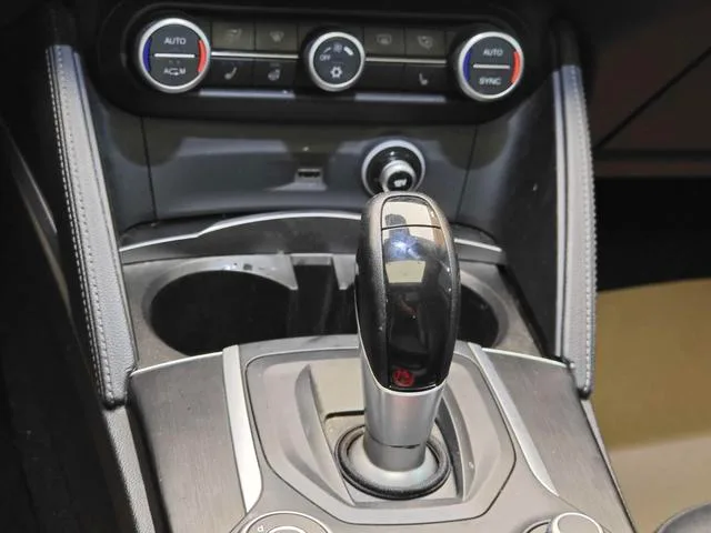 Alfa Romeo Stelvio 2017 2.0T 200HP Version d'élite intérieur photo 17 Alfa Romeo Stelvio 2017 2.0T 200HP Version d'élite intérieur photo 17
