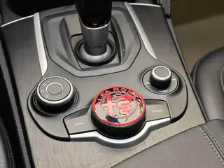 Alfa Romeo Stelvio 2017 2.0T 200HP Version d'élite intérieur photo 18 Alfa Romeo Stelvio 2017 2.0T 200HP Version d'élite intérieur photo 18