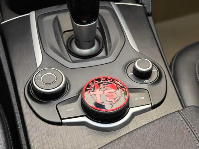 Alfa Romeo Stelvio 2017 2.0T 200HP Version d'élite intérieur photo 18 Alfa Romeo Stelvio 2017 2.0T 200HP Version d'élite intérieur photo 18