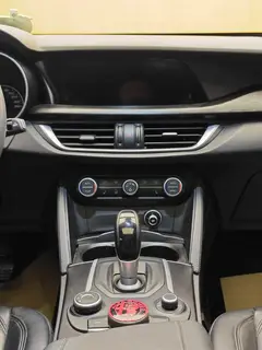 Alfa Romeo Stelvio 2017 2.0T 200HP Version d'élite intérieur photo 19 Alfa Romeo Stelvio 2017 2.0T 200HP Version d'élite intérieur photo 19