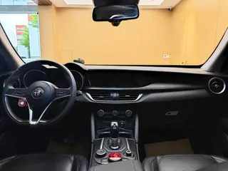 Alfa Romeo Stelvio 2017 2.0T 200HP Version d'élite intérieur photo 20 Alfa Romeo Stelvio 2017 2.0T 200HP Version d'élite intérieur photo 20