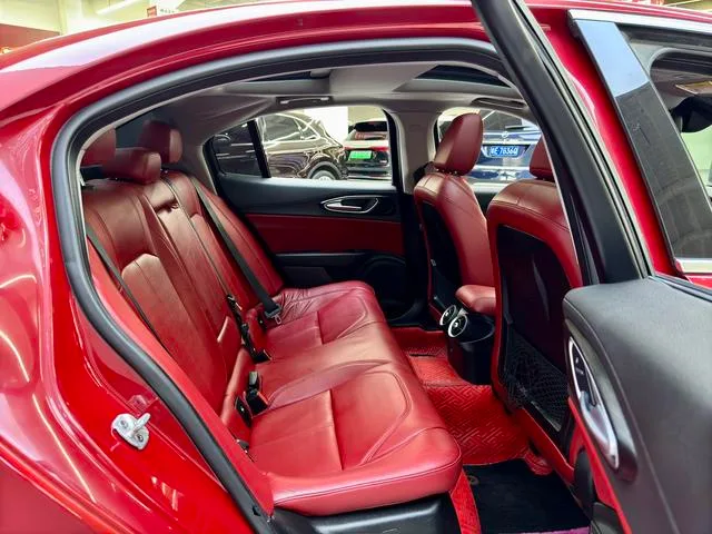Alfa Romeo Giulia 2017 2.0T 200HP Luxury Edition exterior photo 6 Alfa Romeo Giulia 2017 2.0T 200HP Luxury Edition exterior photo 6