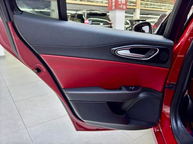 Alfa Romeo Giulia 2017 2.0T 200HP Luxury Edition interior photo 9 Alfa Romeo Giulia 2017 2.0T 200HP Luxury Edition interior photo 9