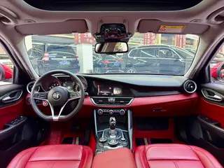 Alfa Romeo Giulia 2017 2.0T 200HP Luxury Edition interior photo 10 Alfa Romeo Giulia 2017 2.0T 200HP Luxury Edition interior photo 10