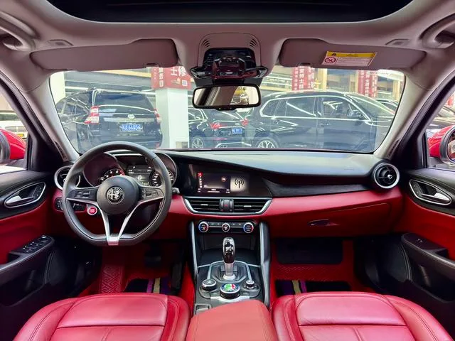 Alfa Romeo Giulia 2017 2.0T 200HP Luxury Edition interior photo 10 Alfa Romeo Giulia 2017 2.0T 200HP Luxury Edition interior photo 10