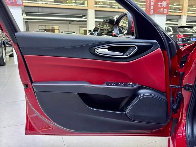 Alfa Romeo Giulia 2017 2.0T 200HP Luxury Edition interior photo 11 Alfa Romeo Giulia 2017 2.0T 200HP Luxury Edition interior photo 11