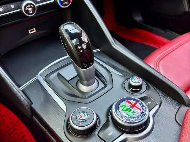 Alfa Romeo Giulia 2017 2.0T 200HP Luxury Edition interior photo 12 Alfa Romeo Giulia 2017 2.0T 200HP Luxury Edition interior photo 12