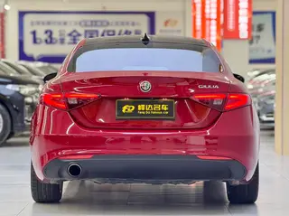 Alfa Romeo Giulia 2017 2.0T 200HP Luxury Edition interior photo 15 Alfa Romeo Giulia 2017 2.0T 200HP Luxury Edition interior photo 15
