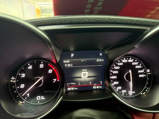 Alfa Romeo Giulia 2017 2.0T 200HP Luxury Edition interior photo 16 Alfa Romeo Giulia 2017 2.0T 200HP Luxury Edition interior photo 16