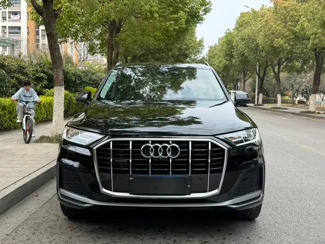 Audi Q7 2023 45 TFSI quattro S line Sporty exterior photo 2 Audi Q7 2023 45 TFSI quattro S line Sporty exterior photo 2