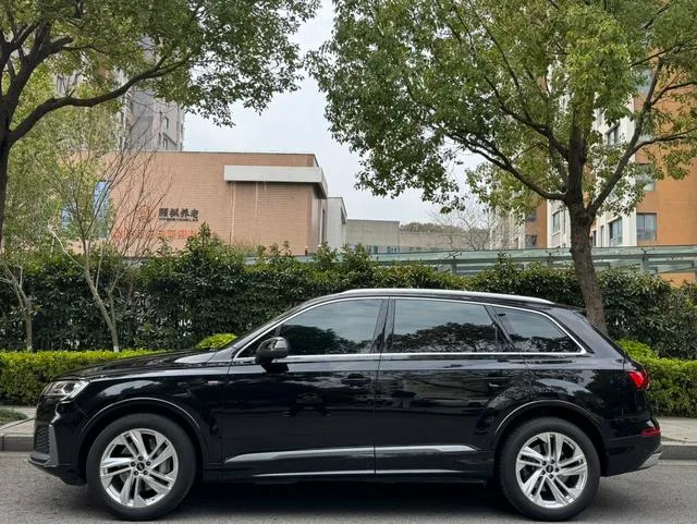 Audi Q7 2023 45 TFSI quattro S line Sporty exterior photo 3 Audi Q7 2023 45 TFSI quattro S line Sporty exterior photo 3
