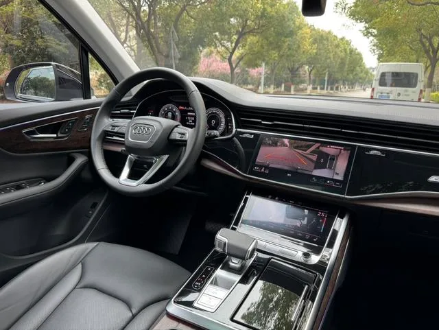 Audi Q7 2023 45 TFSI quattro S line Sporty interior photo 13 Audi Q7 2023 45 TFSI quattro S line Sporty interior photo 13