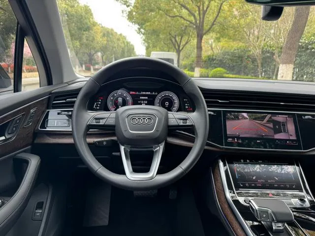 Audi Q7 2023 45 TFSI quattro S line Sporty interior photo 14 Audi Q7 2023 45 TFSI quattro S line Sporty interior photo 14