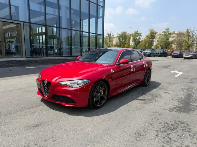 Alfa Romeo Giulia 2017 2.0T 280HP Edición de lujo exterior foto 1 Alfa Romeo Giulia 2017 2.0T 280HP Edición de lujo exterior foto 1