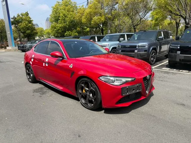 Alfa Romeo Giulia 2017 2.0T 280HP Edición de lujo exterior foto 3 Alfa Romeo Giulia 2017 2.0T 280HP Edición de lujo exterior foto 3