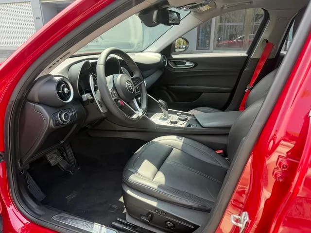 Alfa Romeo Giulia 2017 2.0T 280HP Edición de lujo exterior foto 4 Alfa Romeo Giulia 2017 2.0T 280HP Edición de lujo exterior foto 4